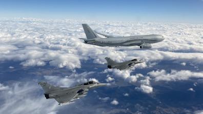 Rafale et MRTT en vol.