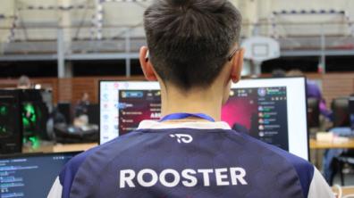 Un Aviateur de l'équipe e-sport de l’armée de l’Air et de l’Espace