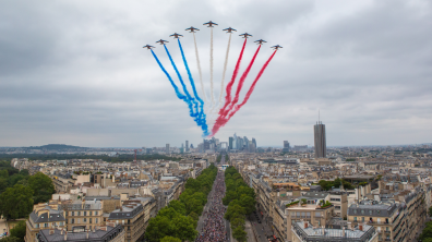 Survol de la Patrouille de France au-dessus des Champs-Elysées