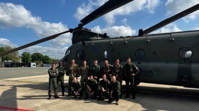  Euipages devant un Chinook lors de Pegasus Exchange