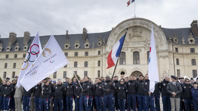 Tournée des drapeaux aux Invalides 