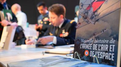 Le général Julien Sabéné, ancien directeur du CESA, dédicace l'ouvrage sur la NHAAE