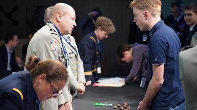 Signature d’un contrat d’engagement par un étudiant du Bachelor cyberdéfense X/EPITA