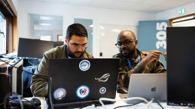 Un étudiant et un cybercombattant lors d'un exercice