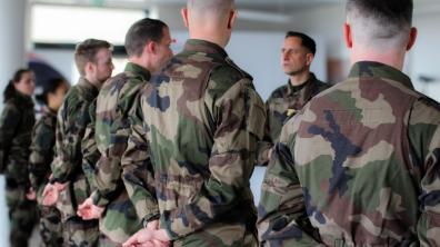 Le COL Pierson, chef du GCA, s'adresse aux réservistes