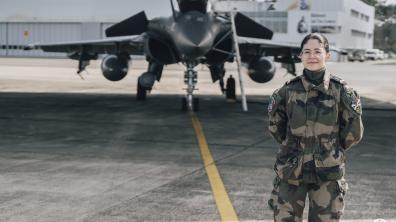 Cybercombattante devant un rafale