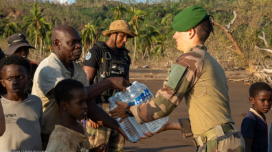 les armées françaises portent secours et assistance à la population locale 