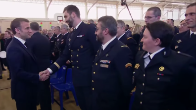 Le chef de l'Etat serre la main du secrétaire de Conseil, l'ingénieur Arnold T.