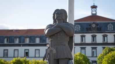 La statue du guerrier gaulois sur la place d'armes du 92e RI