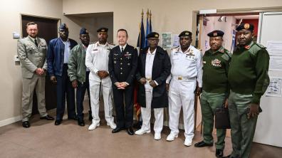 Le général de Brigade aérienne Didier Oustric et la délégation Nigériane.
