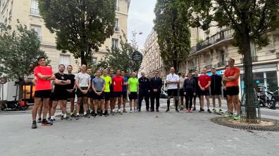 Un groupe d'officiers de l'École de guerre rassemblés sur la place André Zirnheld, à Paris