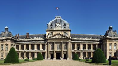 Vue sur le château de l'École militaire