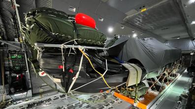 L'Ecume prête à être larguée dans la soute de l'A400M