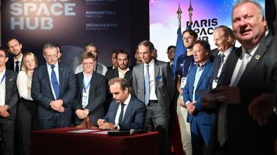 Sébastien Lecornu signe le pacte espace sur le salon du Bourget 2025