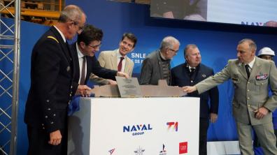 Autorités lors de la 1ere decoupe SNLE 3G