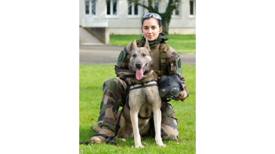 Caporal Anaïs, maître-chien au CNMO-TS de Favières