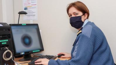 Le lieutenant Anne-Laure, officier de lutte informatique défensive adjoint à la DMAé