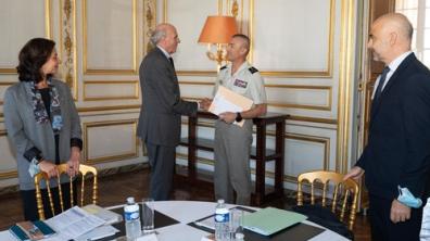 Le CEMA reçoit M. Bernard Pêcheur, président du comité d’éthique de la Défense