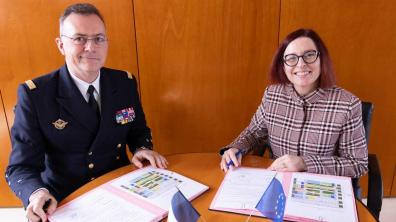 L'Amiral Pierre Vandier, MGA, et Maryvonne Le Brignonen, directrice de l'INSP, signent la convention