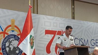 Le sergent-chef Mickaël s’adresse au conseil international du sport militaire