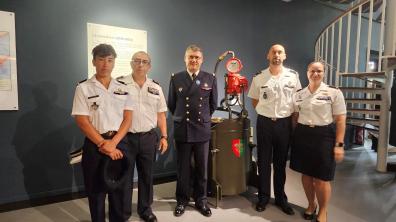 Le directeur du SEO avec l’adjoint du président des sous-officiers de la DSEO et l’équipe projet 