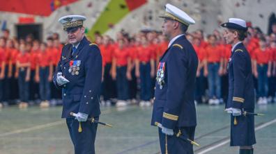 Les cadres de l'école reconnaissent leur nouveau commandant de base