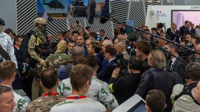 Le président de la République, Monsieur Emmanuel Macron échange avec les soldats.