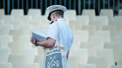 Un réserviste de la Marine nationale aide à la mise en place du 14 Juillet. 