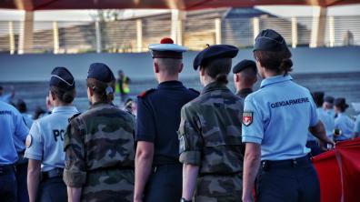 Des réservistes des 5 composantes portent le drapeau lors de la cérémonie du 14 Juillet