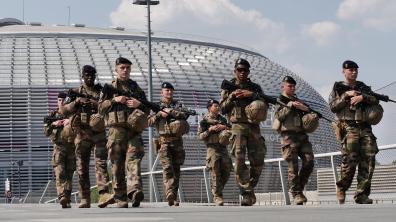 Patrouille Sentinelle autour du stade de France (2023). 