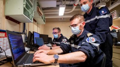 CLEMENCEAU 22 - La cyberdéfense, un domaine de lutte au cœur des opérations du groupe aéronaval 