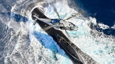 Caïman Marine survolant un sous-marin