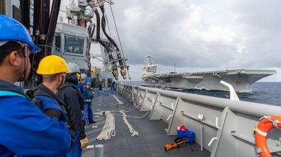 Ravitaillement à la mer avec le Georges Washington américain