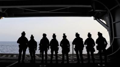 Aviateurs et marins s’entraînent ensemble sur le porte-avions