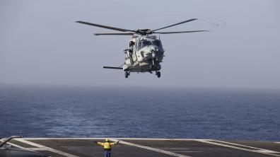 Un NH-90 en procédure d'atterissage sur le porte-avions