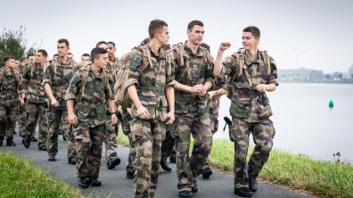 Les fusiliers marins marchent vers Dixmude