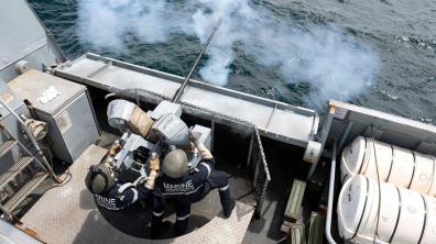 Les canonniers de la Jeanne au poste de combat pour l’école à feu 