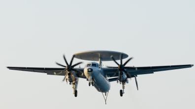 Le Languedoc et un Hawkeye intègrent un groupe aéronaval américain