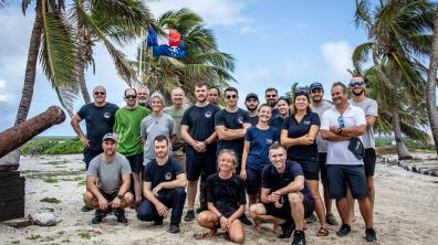 Marins et scientifiques sur l'ile du diable