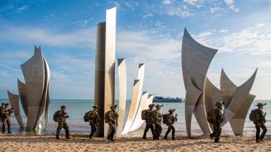 D-DAY  Débarquement d’une centaine de militaires sur la plage d’Omaha depuis le Mistral  (1).jpg