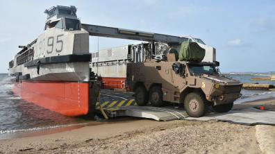 Le 21ème RIMA et le 6ème CCT se qualifient aux opérations amphibies sur le Dixmude