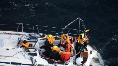 Le H160 de la 32F hélitreuille 6 naufragés