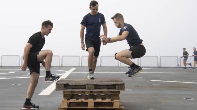   Marins en séance de sport sur le pont du PHA Tonnerre 