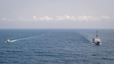 Patrouilleur ivoirien et frégate française naviguent en formation dans le golfe de Guinée
