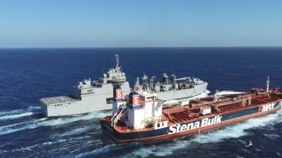 Le BRF Jacques Chevallier et le Stena Polaris effectuant un ravitaillement à la mer le 24/12