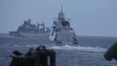 La FREMM Languedoc s’entraine au ravitaillement avec l’AFS Berlin 