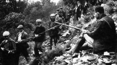 Des résistants corses traversent le maquis.