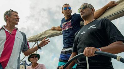 Les membres de la maison Athos participent à une journée de voile.