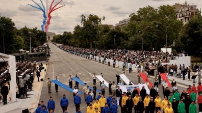 La Patrouille de France survole l’avenue Foch.