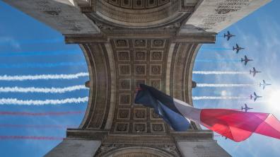 La patrouille de France survole l'Arc de Triomphe lors du 14 juillet 2017